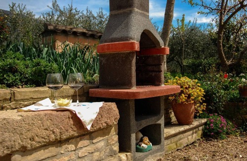 Casenuove Apartment | Located in the Capodacqua district of Assisi, 5 km from Assisi, Casa Fiorelli is a quiet apartment surrounded by nature with a wonderful view that stretches from Assisi to Mount Subasio.Located in a strategic position, it allows to reach in few kilometer