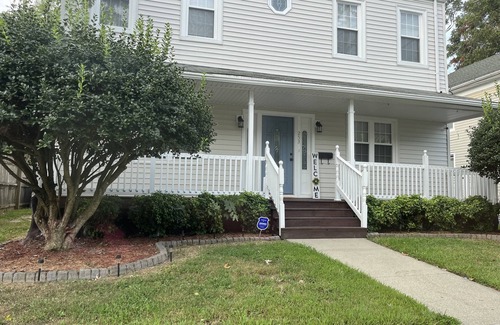 Downtown House | Located in the Heart of Downtown Hampton rent for 30 days or more!