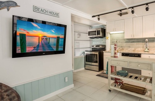 Siesta Key Cottage | Location 1 Bdrm Cottage 1 Block from Beach and 2 Blocks from Siesta Village