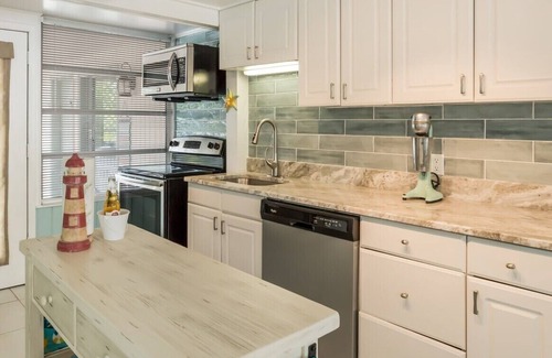Siesta Key Cottage | Location 1 Bdrm Cottage 1 Block from Beach and 2 Blocks from Siesta Village