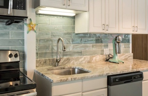 Siesta Key Cottage | Location 1 Bdrm Cottage 1 Block from Beach and 2 Blocks from Siesta Village