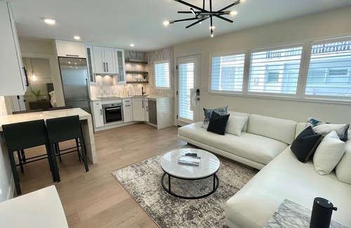 Old Naples Condo | Location Location Location - Olde Naples Florida - 3-min walk to the beach