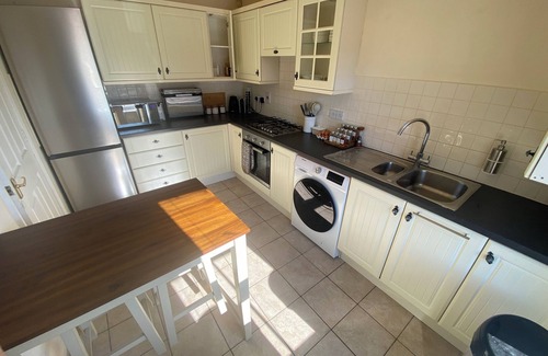 Oakham House | Location, Parking, Amenities, Playground: The Full House, 5 minutes from Station