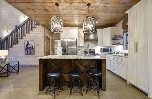 Broken Bow Cabin | Location/Pet Friendly/Hot Tub/Pool Table