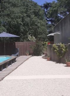 Lauris House | Location saisonnière avec piscine et terrasse au pied du luberon