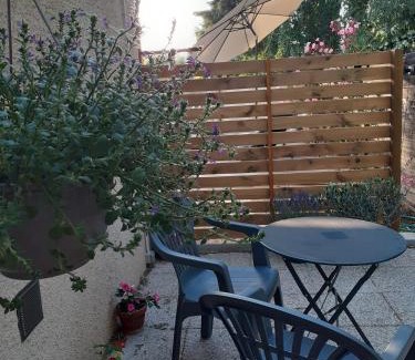 Lauris House | Location saisonnière avec piscine et terrasse au pied du luberon