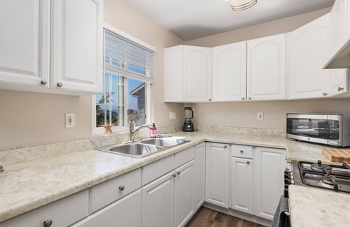 Solana Beach Apartment | Location! West of the 5! 2 Bed Flat!