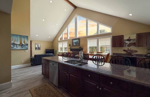 North Conway House | Locust Lodge #2 | 18 Beds, Sleeps 28, HotTub, Pool