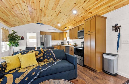 Williamstown Cabin | Lodge 111 at Eden Reserve—Safari Cabin Near Ark