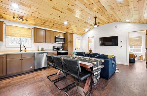 Williamstown Cabin | Lodge 111 at Eden Reserve—Safari Cabin Near Ark