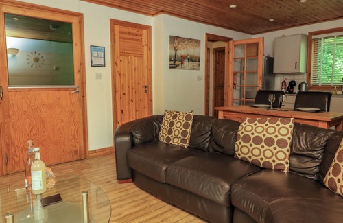Liverton Cottage | LODGE 58 - OAK TREE LODGE, pet friendly, with pool in Chudleigh