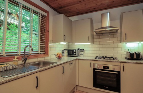 Liverton Cottage | LODGE 58 - OAK TREE LODGE, pet friendly, with pool in Chudleigh