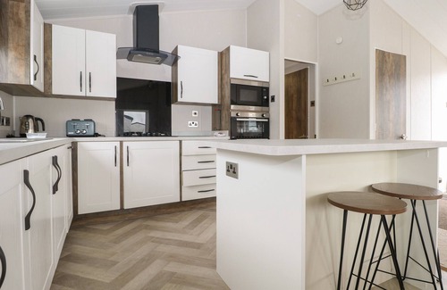 Chichester Cottage | LODGE AT CHICHESTER LAKESIDE (3 BED), family friendly in Runcton