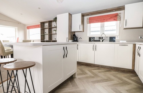 Chichester Cottage | LODGE AT CHICHESTER LAKESIDE (3 BED), family friendly in Runcton