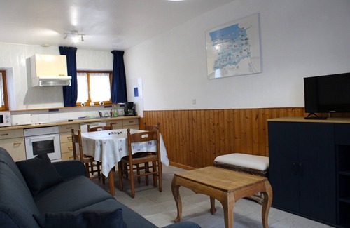 Grandcamp-Maisy Apartment | Lodge-Comfort-Private Bathroom-Countryside view