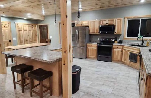 Tomahawk House | Lodge on Road Lake