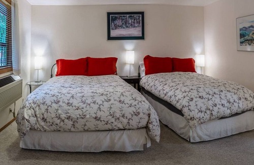Ashland Hotel | Lodge Room 7 at Green Springs Inn