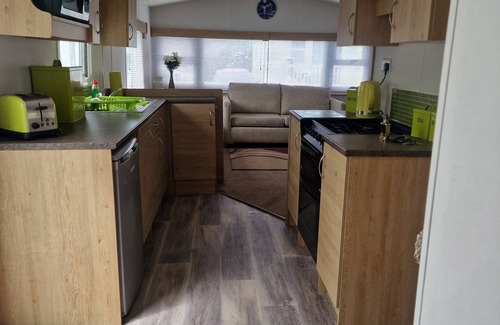 Barnstaple Cabin | Lodge Sleeps 4 - Pet Friendly with Private Parking