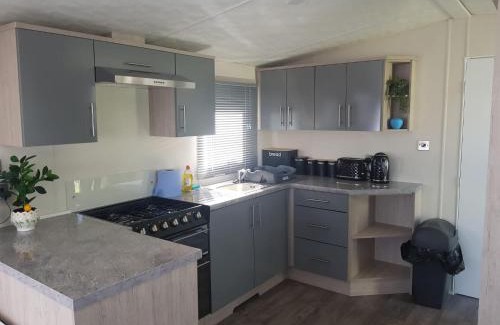 Clacton-on-Sea House | Lodge Sleeps 8- Parking Wifi Campsite Amenities