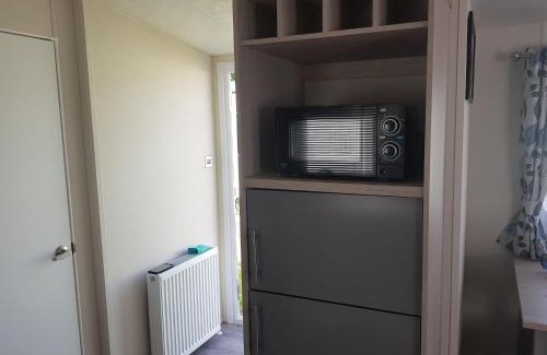 Clacton-on-Sea House | Lodge Sleeps 8- Parking Wifi Campsite Amenities
