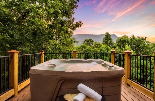 Pittman Center Cabin | Lodge | Views | OctDeals | GmRm| HotTub | FirePit