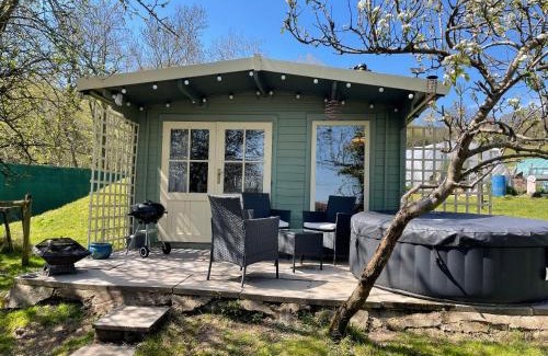 Talybont-on-Usk House | Lodge with HotTub-Garden-PetsOK-Bbq-MountainViews