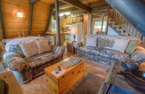 Pioneer Trail House | Lodgepole Chalet 3 Bedroom Home by RedAwning