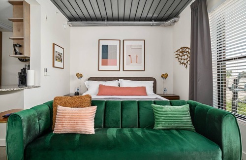 Midtown Apartment | Lodgeur | Enchanting & fun studio loft | Midtown
