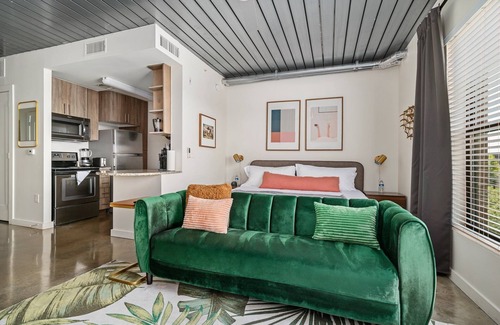 Midtown Apartment | Lodgeur | Enchanting & fun studio loft | Midtown