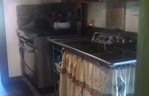 Danbury House | Lodging Near Hanging Rock State Park
