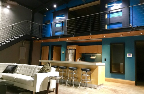 Rosewood House | LOFT 914 Walk to Williams Brice Football /1Mile to Downtn, USC & Ft.Jackson