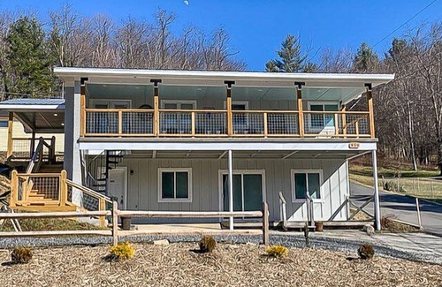 West Jefferson Cabin | Loft At Dew Drop - 2BR/1BA! Short walk to West Jefferson