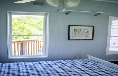 Paris Cabin | Loft Cabin on Stoner Creek - 3 minutes from Downtown Paris KY