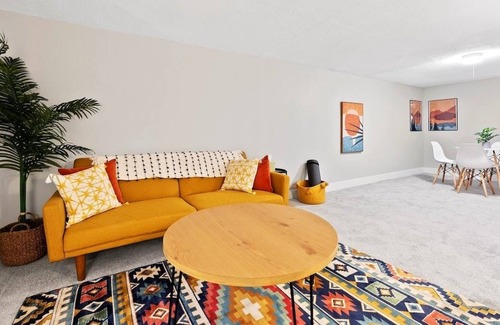 Jewell Heights - Hoffman Heights Apartment | Loftium | Charming 2 BR Hoffman Heights Guest Suite!