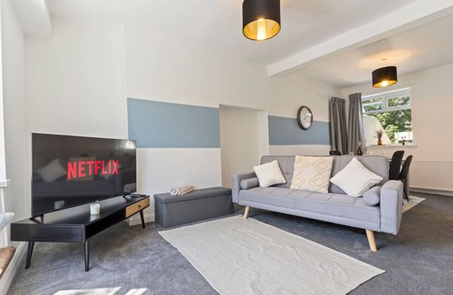 Loftus House | Loftus House - Free Parking, Fast Wifi & Smart TV