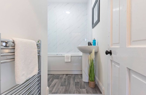 Loftus House | Loftus House - Free Parking, Fast Wifi & Smart TV
