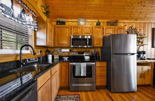 Sevierville Cabin | Log Cabin-Great view-Hot Tub-Enjoy Dollywood Fireworks from the deck-Resort Pool