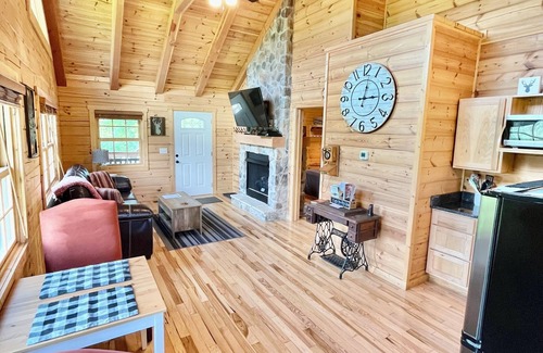Logan Cabin | Log Cabin in the Heart of Hocking Hills! - TreeTop