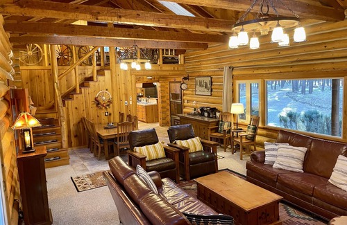 Pinetop House | Log cabin on 3 acres bordering national forest