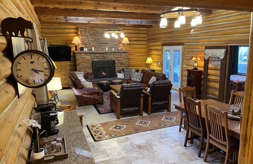 Pinetop House | Log cabin on 3 acres bordering national forest
