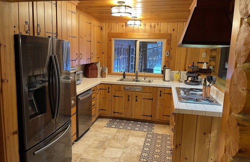 Pinetop House | Log cabin on 3 acres bordering national forest