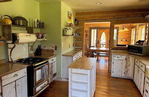 Gardiner House | Log Cabin On Historic Yellowstone Park Ranch on the McDonald Ranch