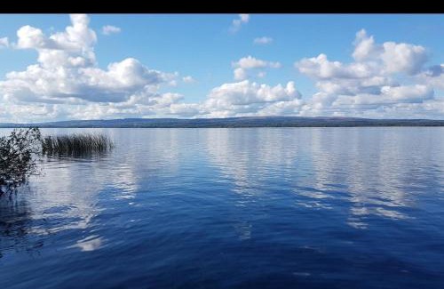 Garrykennedy House | Log cabin on the lake - Sleeps 4 & jacuzzi
