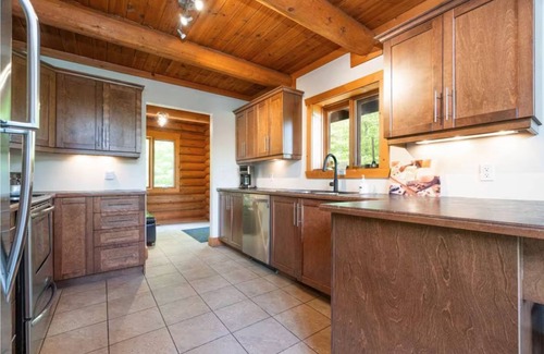 Saint-Faustin-Lac-Carre Ski Chalet | Log cabin | SPA, Comfort & Nature | Pets allowed!
