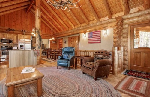 Divide House | Log cabin style home on secluded 48 acre property