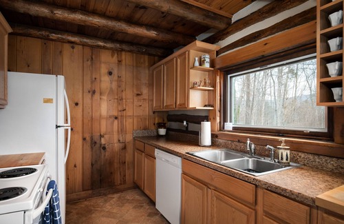 Front Royal Cabin | Log Cabin with a spectacular view of the Shenandoah River and the Massanutten Mo