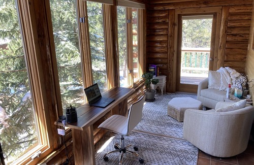 Woodland Park Cabin | Log cabin with Pikes Peak views