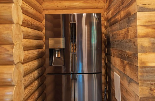 Scotrun Ski Chalet | Log House Vacation Rental with Pool in 5 minutes from Camelback Resort