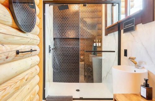 Scotrun Ski Chalet | Log House Vacation Rental with Pool in 5 minutes from Camelback Resort