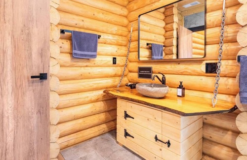 Scotrun Ski Chalet | Log House Vacation Rental with Pool in 5 minutes from Camelback Resort